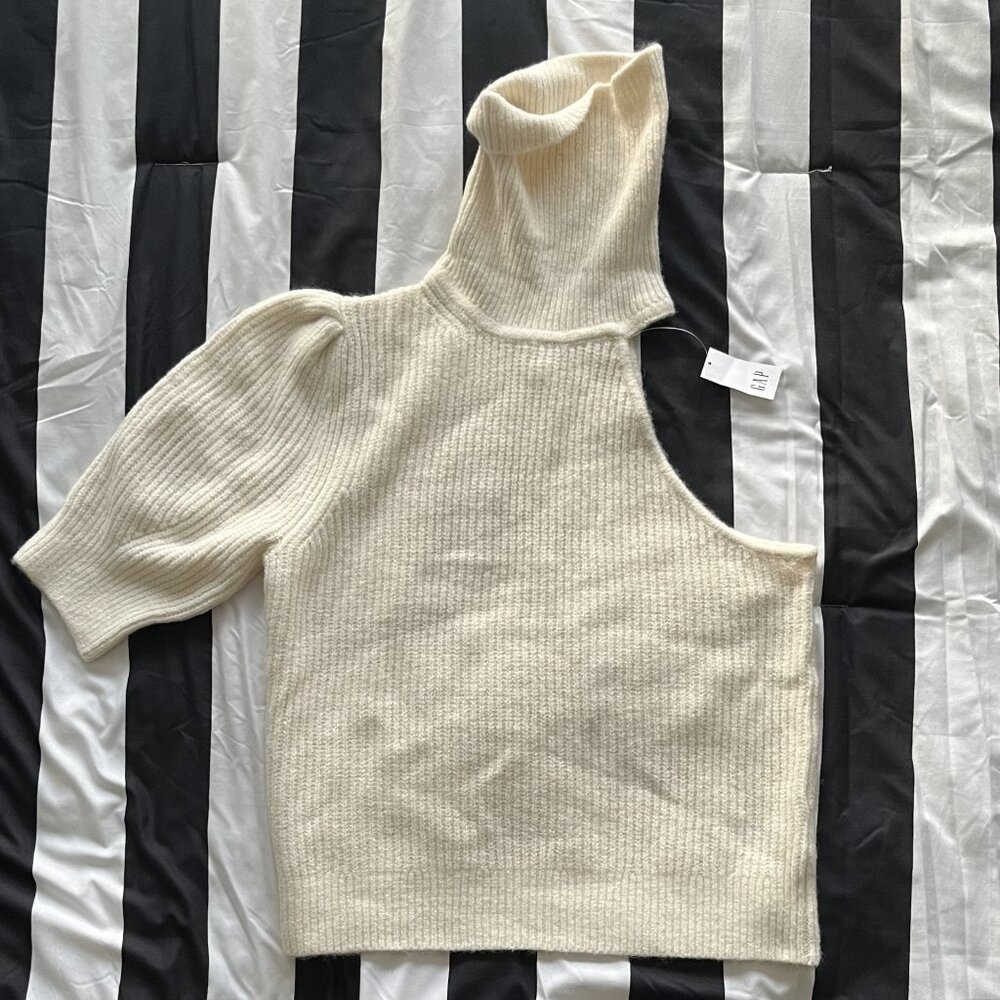 Sophistication with and edge of effortless cool! Gap Women's Sweater size large